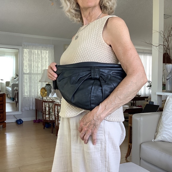 Bloomingdale’s Women’s clutch purse. - Picture 5 of 7